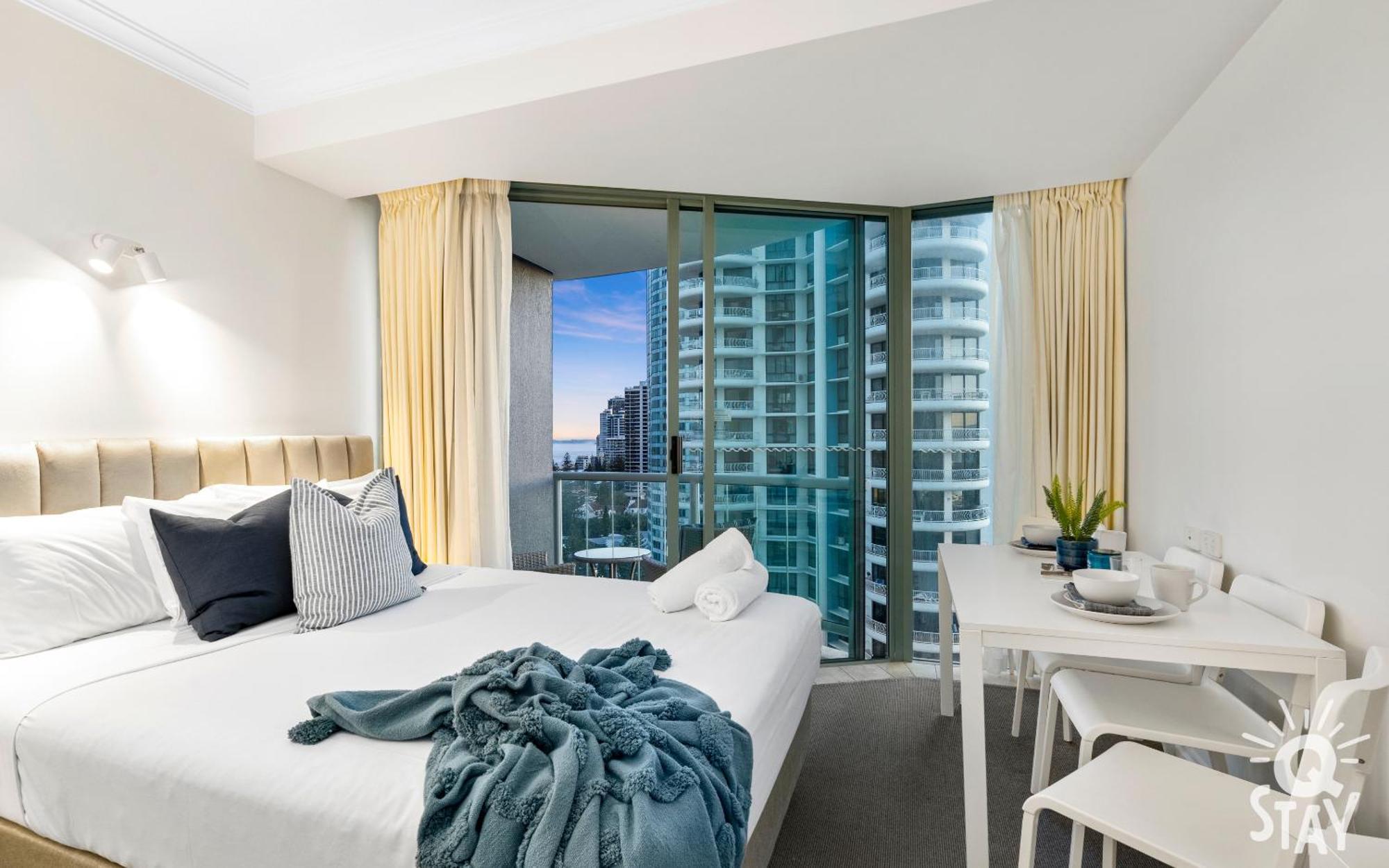 Legends Surfers Paradise Mid Week Madness Deal - Q