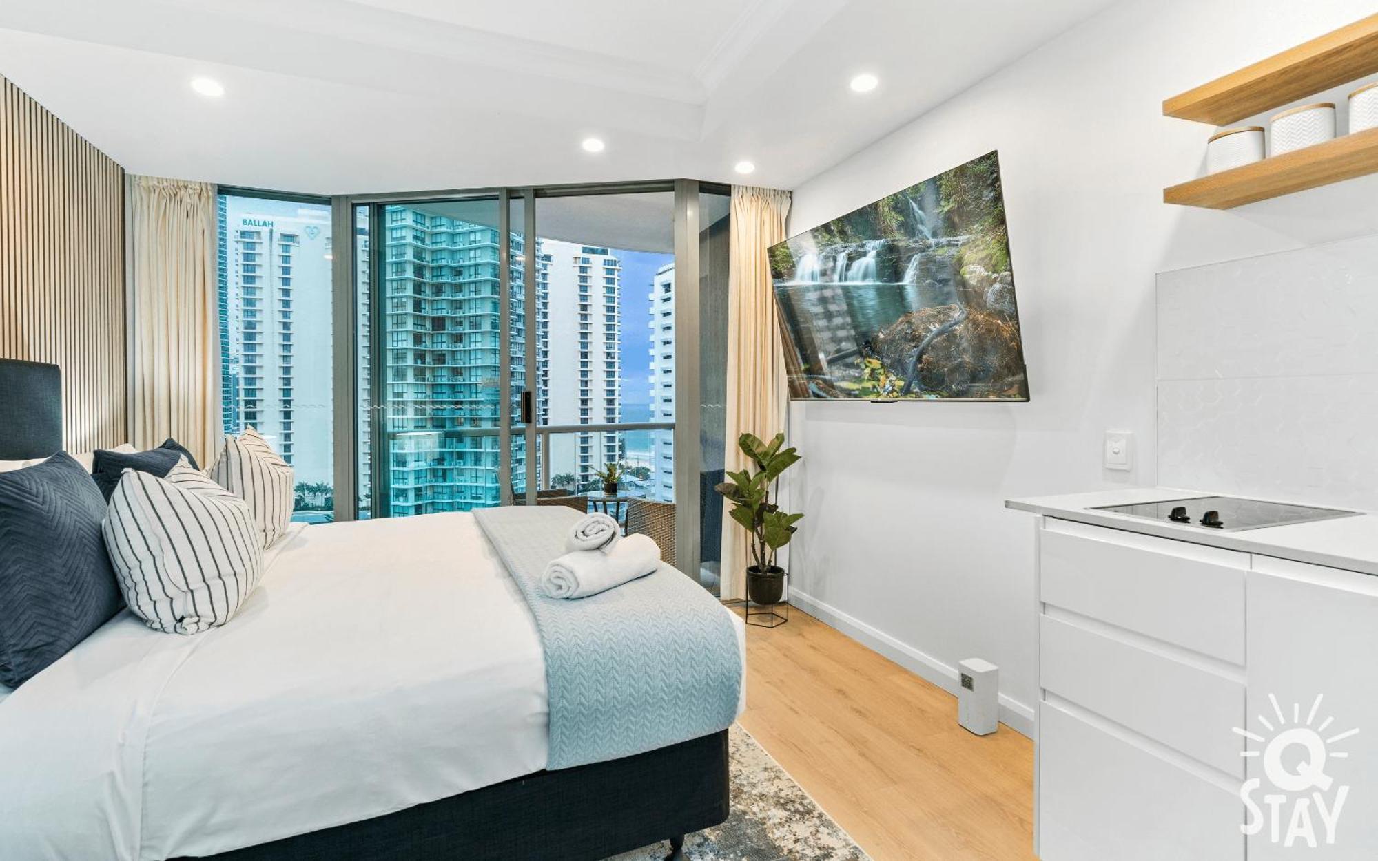 Legends Surfers Paradise Mid Week Madness Deal - Q * Gold Coast