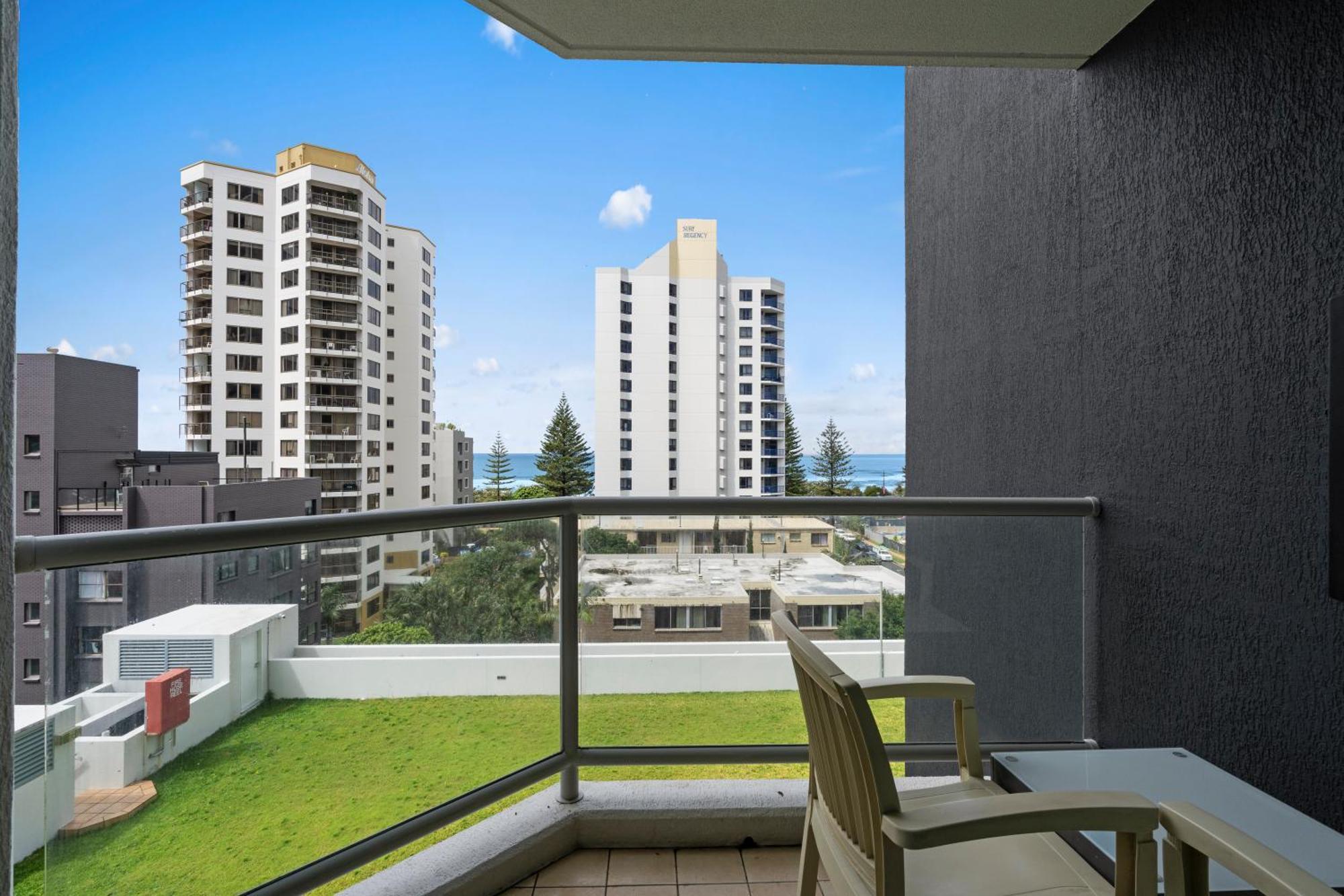 Legends Surfers Paradise Mid Week Madness Deal - Q *