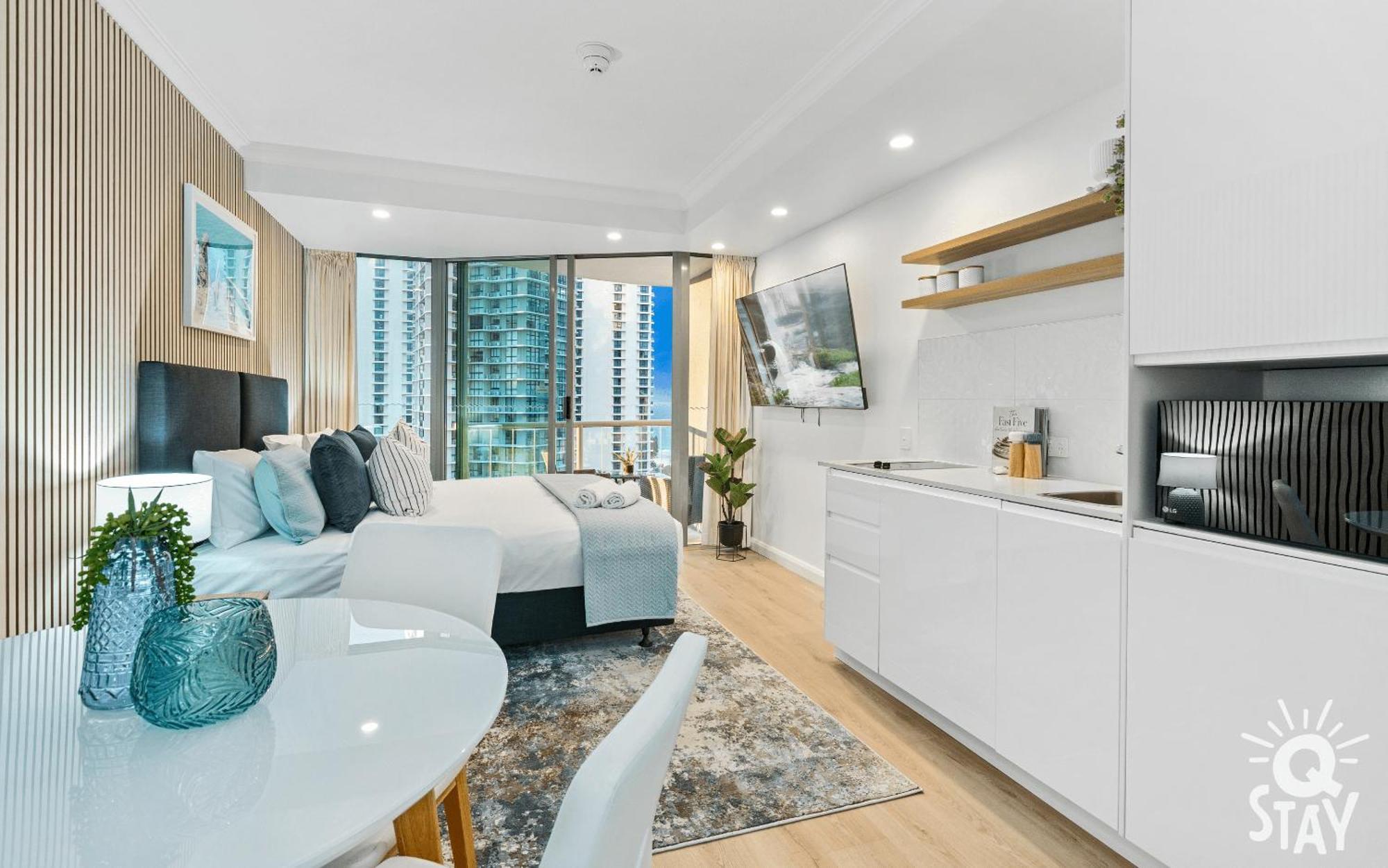 Legends Surfers Paradise Mid Week Madness Deal - Q *