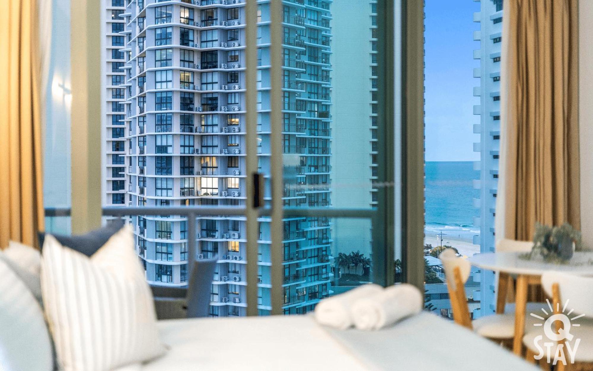 Apartment Legends Surfers Paradise Mid Week Madness Deal - Q *