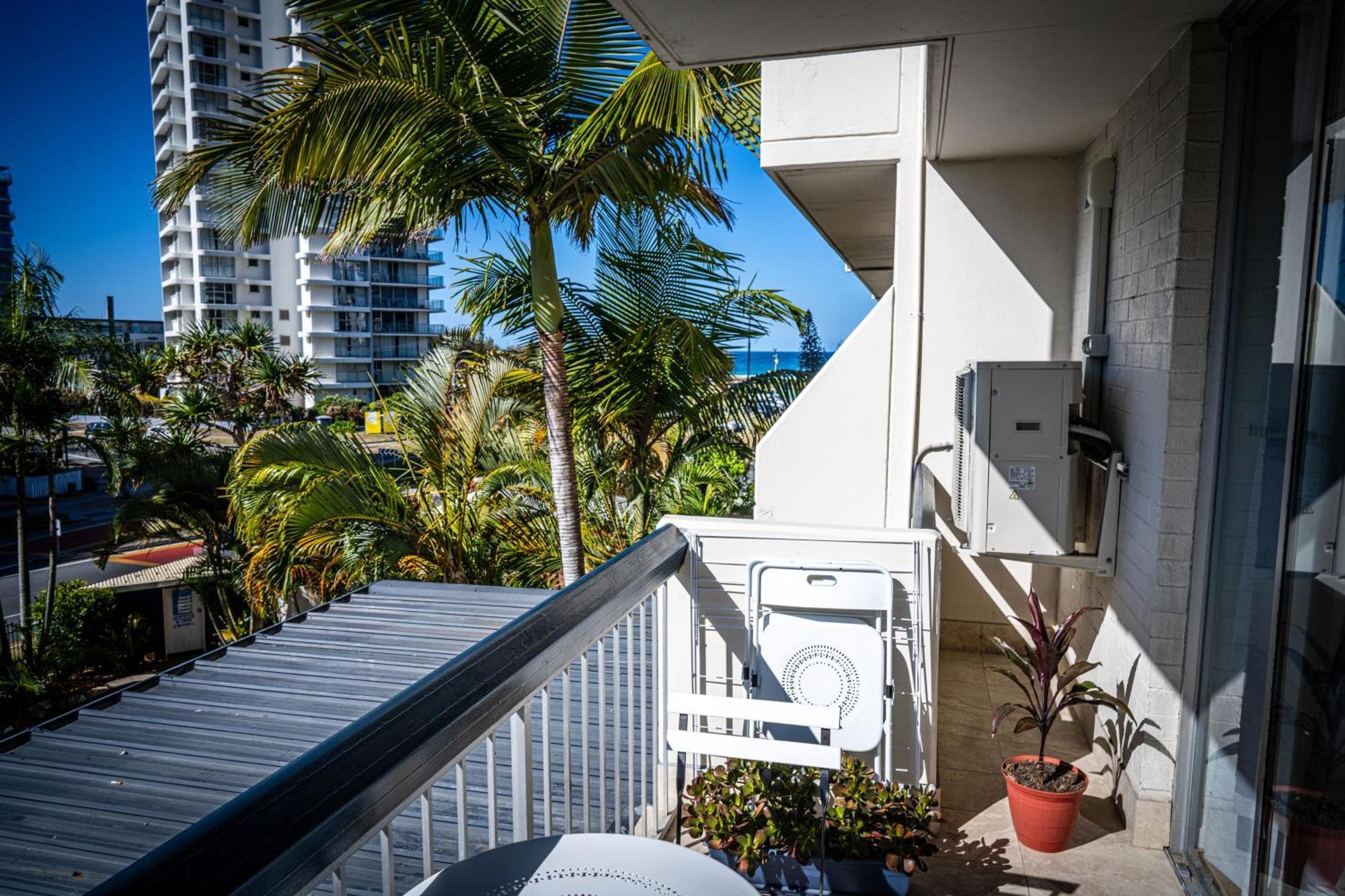 Entire Beachside 2 Bedroom Unit Gold Coast