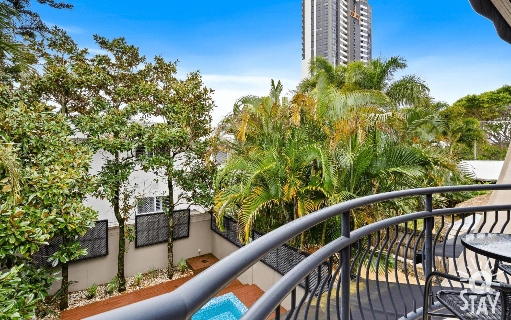 3 Bedroom Villa's In Surfers Paradise - Q *