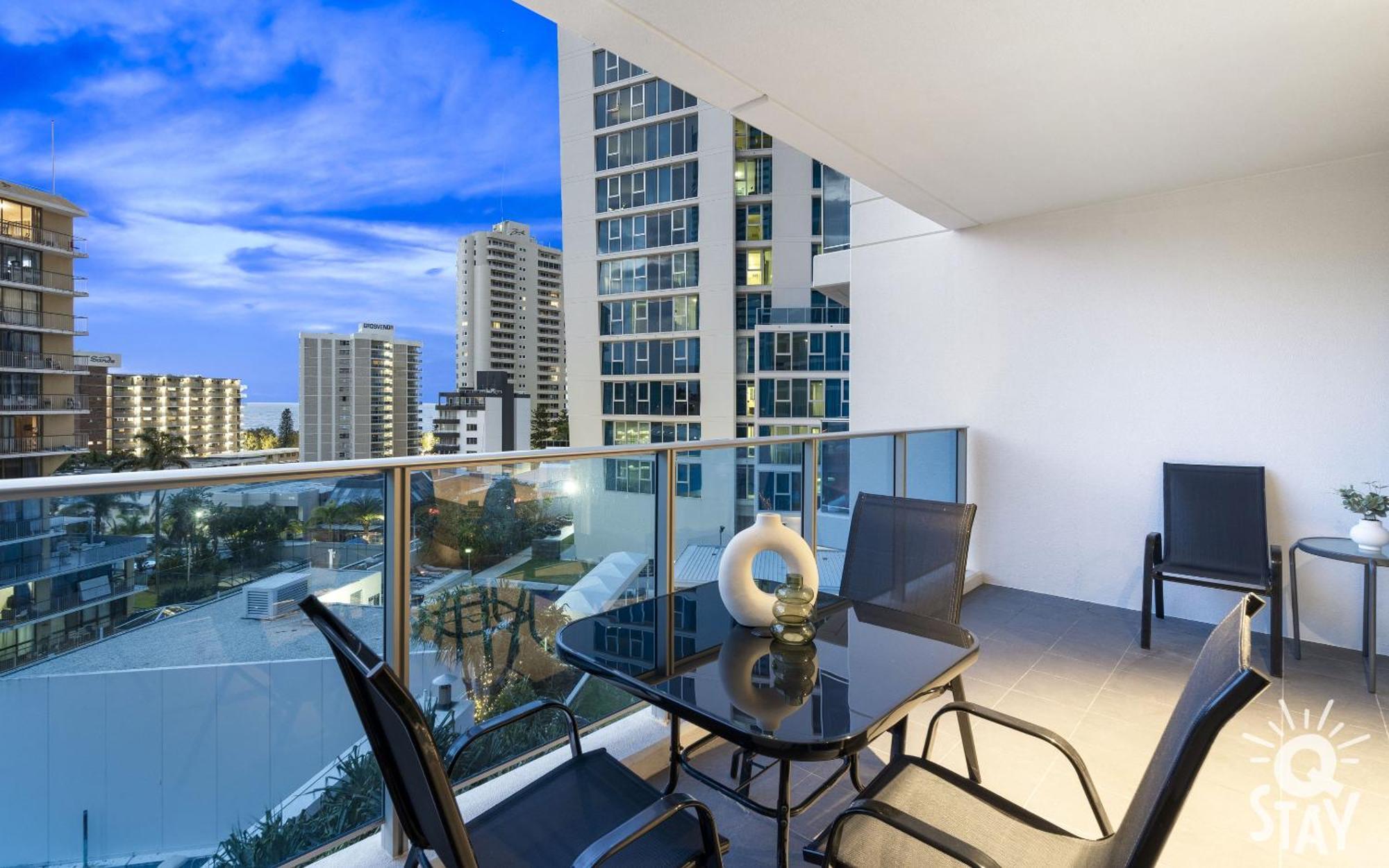 H'residence Surfers Paradise Mid Week Madness Deal - Q * Gold Coast