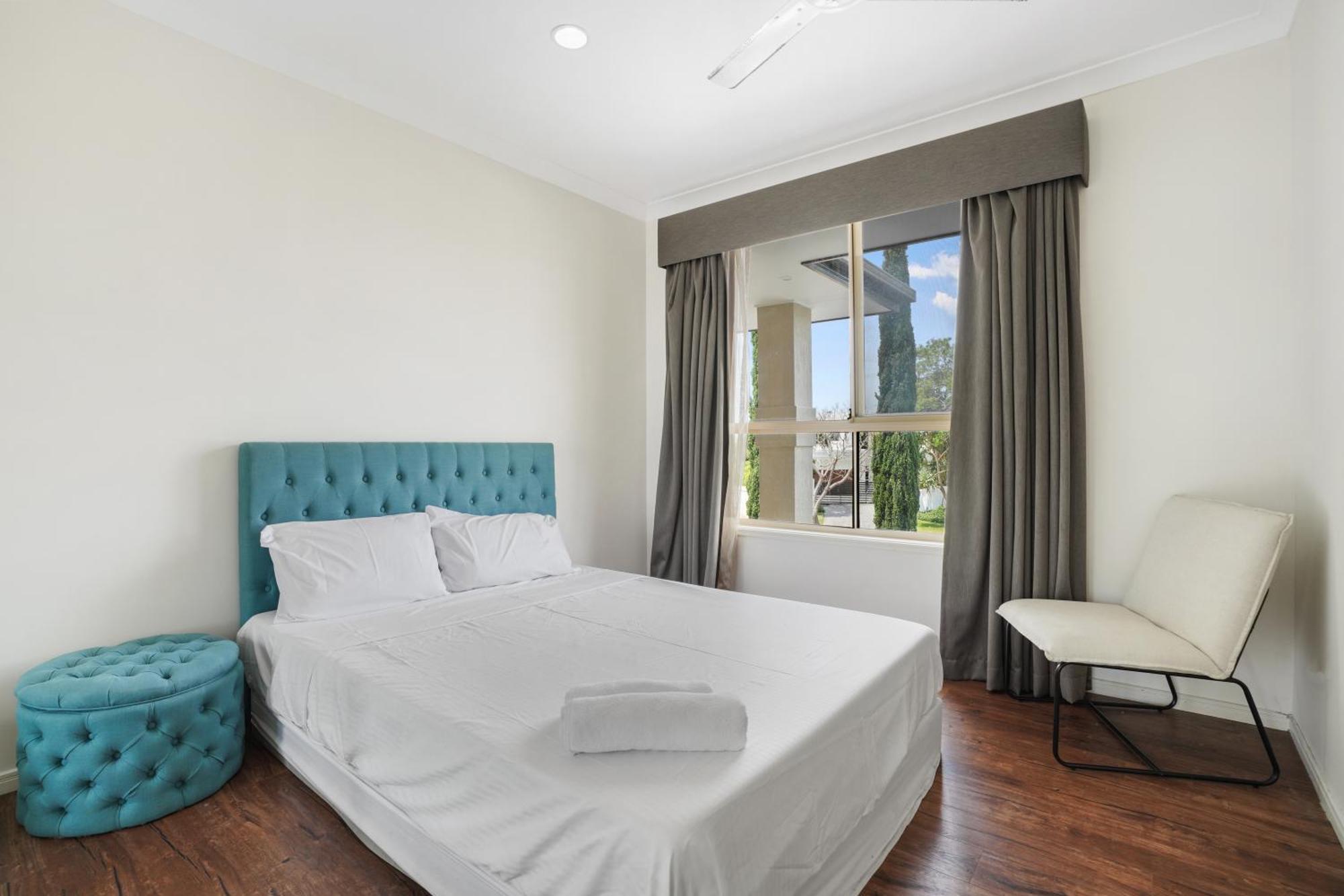 Mansion On Water, Sleeps 17 People! Great For Families Hosting And Groups Of People, Very Central, 10 Minutes From The And Shops Casa de férias