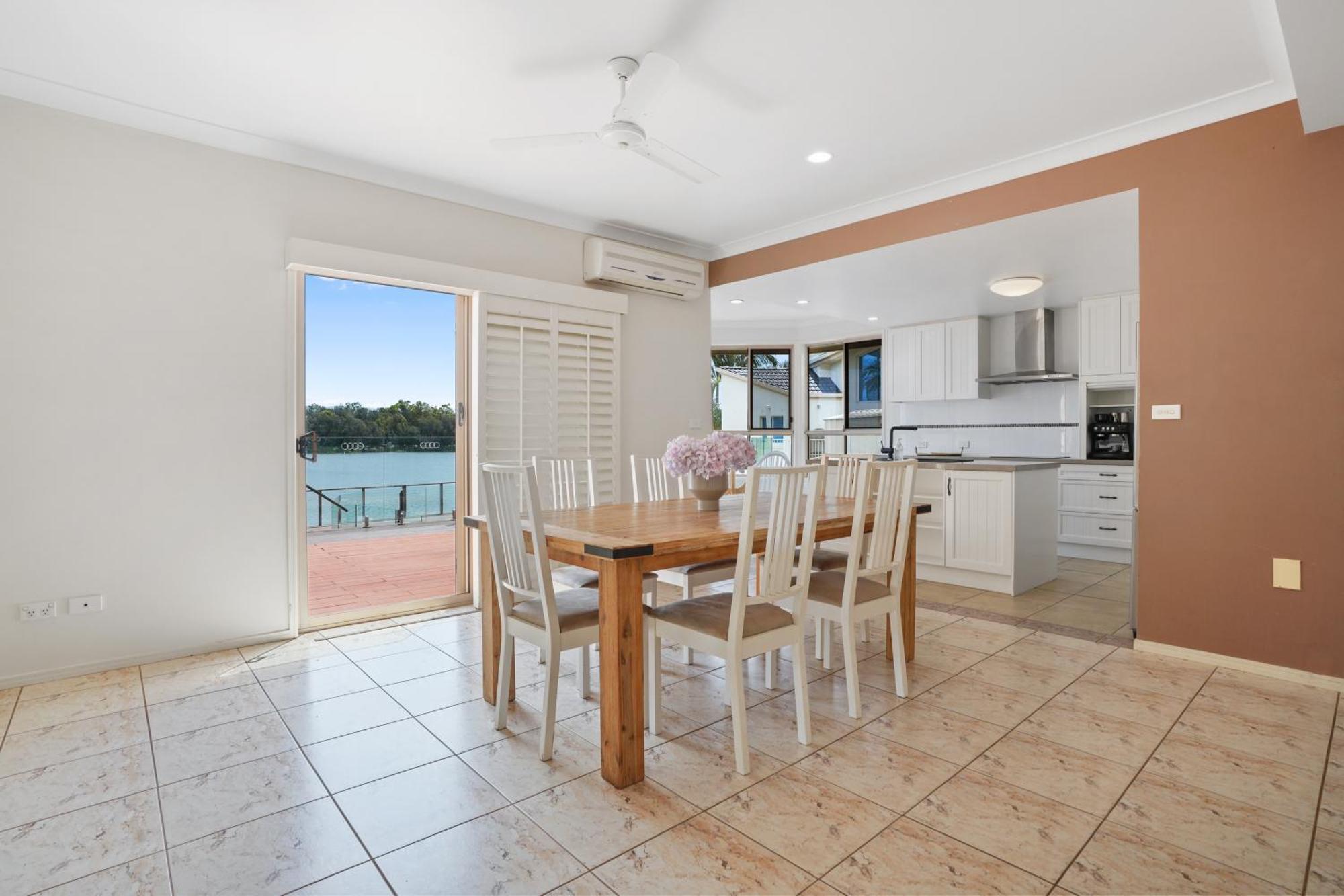 Mansion On Water, Sleeps 17 People! Great For Families Hosting And Groups Of People, Very Central, 10 Minutes From The And Shops Casa de férias *