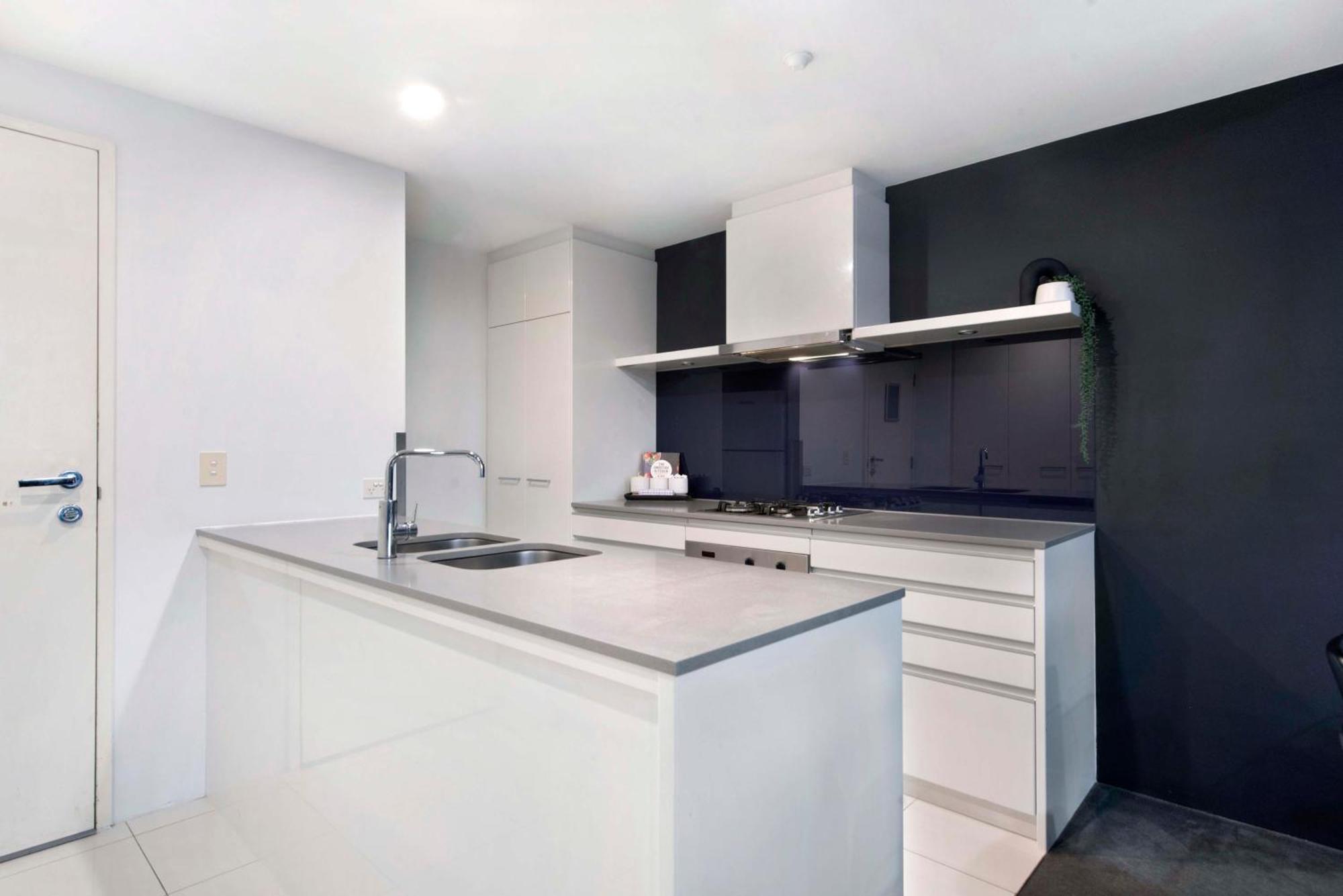 Two Bedroom Self Contained - Circle On Cavill - Privately Managed * Gold Coast