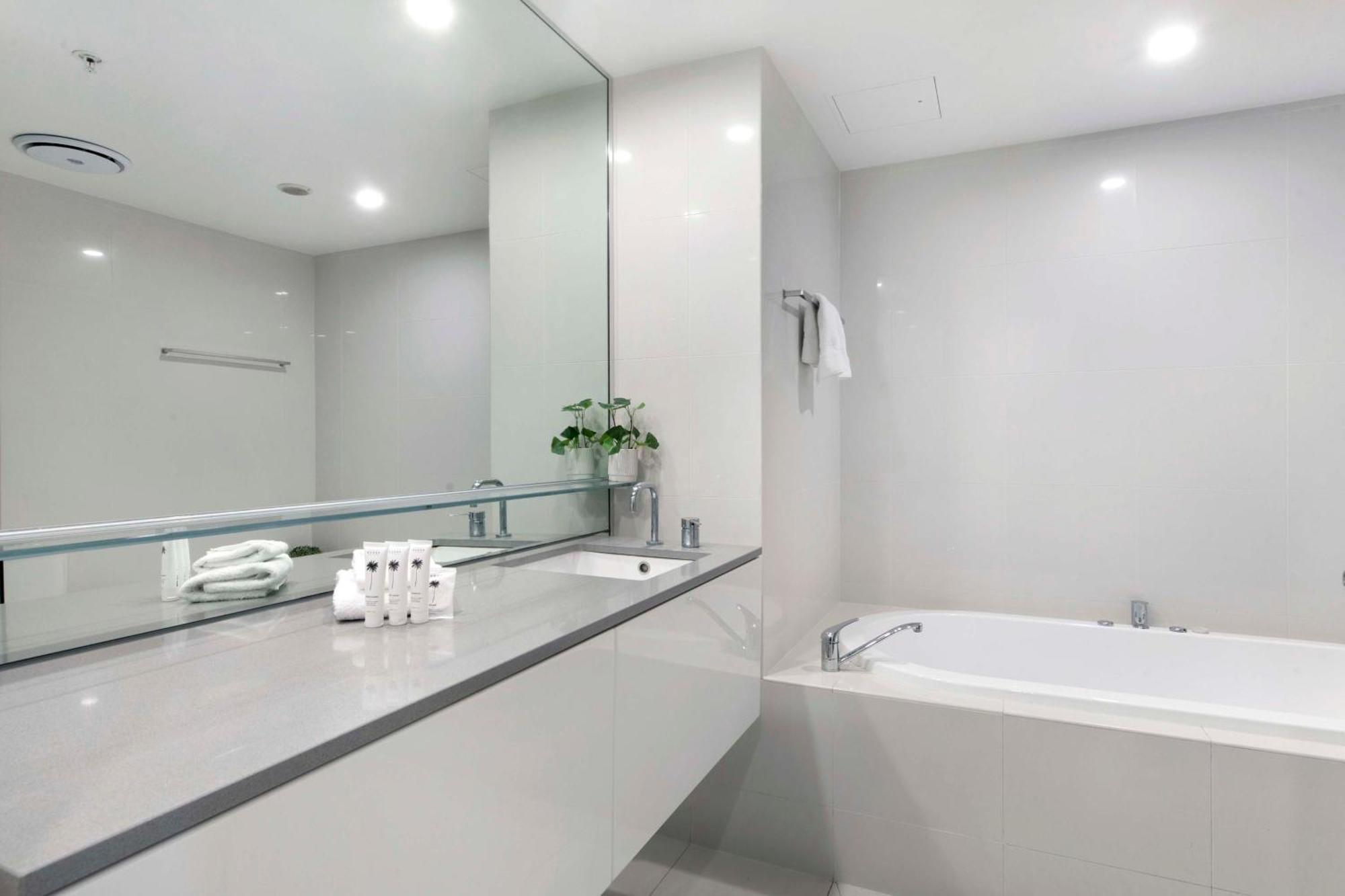 Apartment Two Bedroom Self Contained - Circle On Cavill - Privately Managed *
