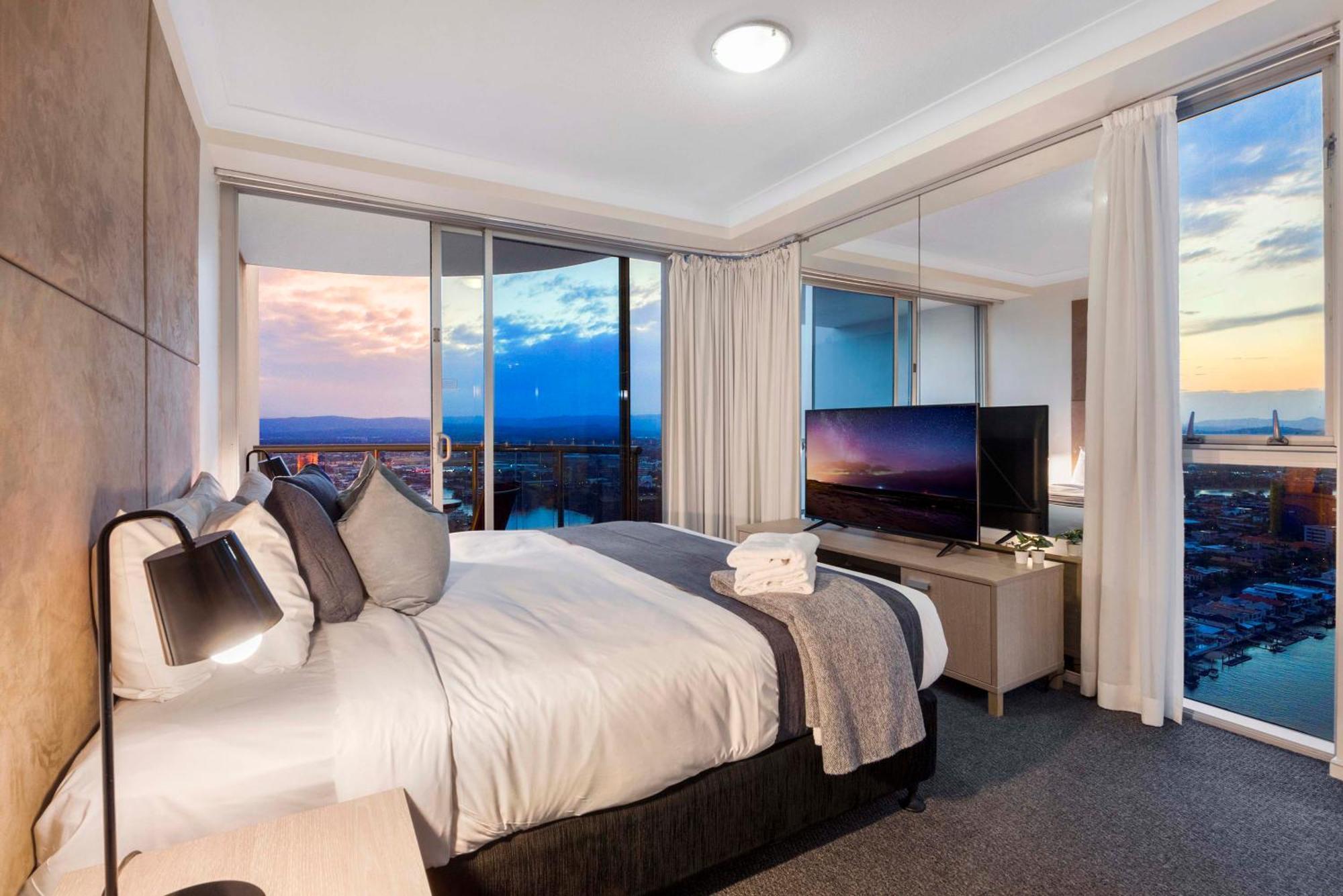 Apartment Self Contained At Chevron Renaissance - Privately Managed - Wow