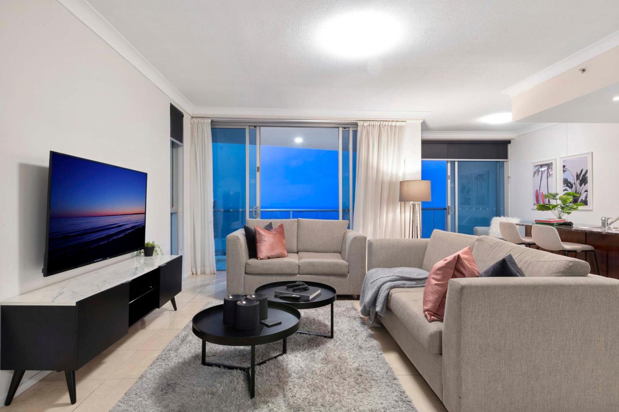 Apartment Self Contained At Chevron Renaissance - Privately Managed - Wow