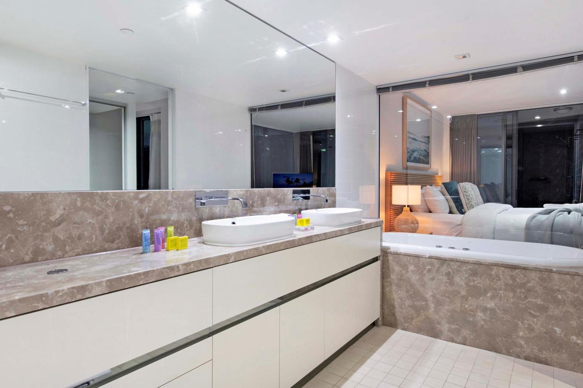 Soul Surfers Paradise: Oceanview Oasis Apartment Gold Coast