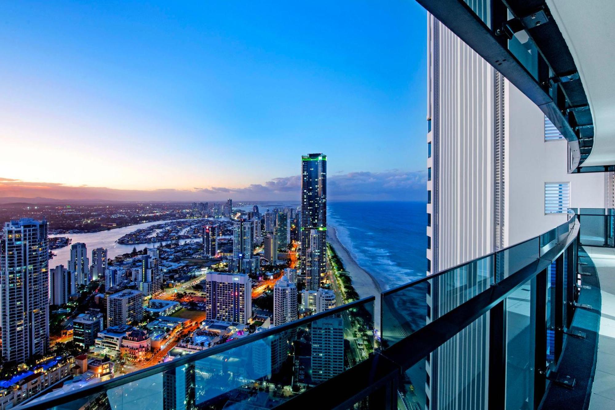 Soul Surfers Paradise: Oceanview Oasis Apartment