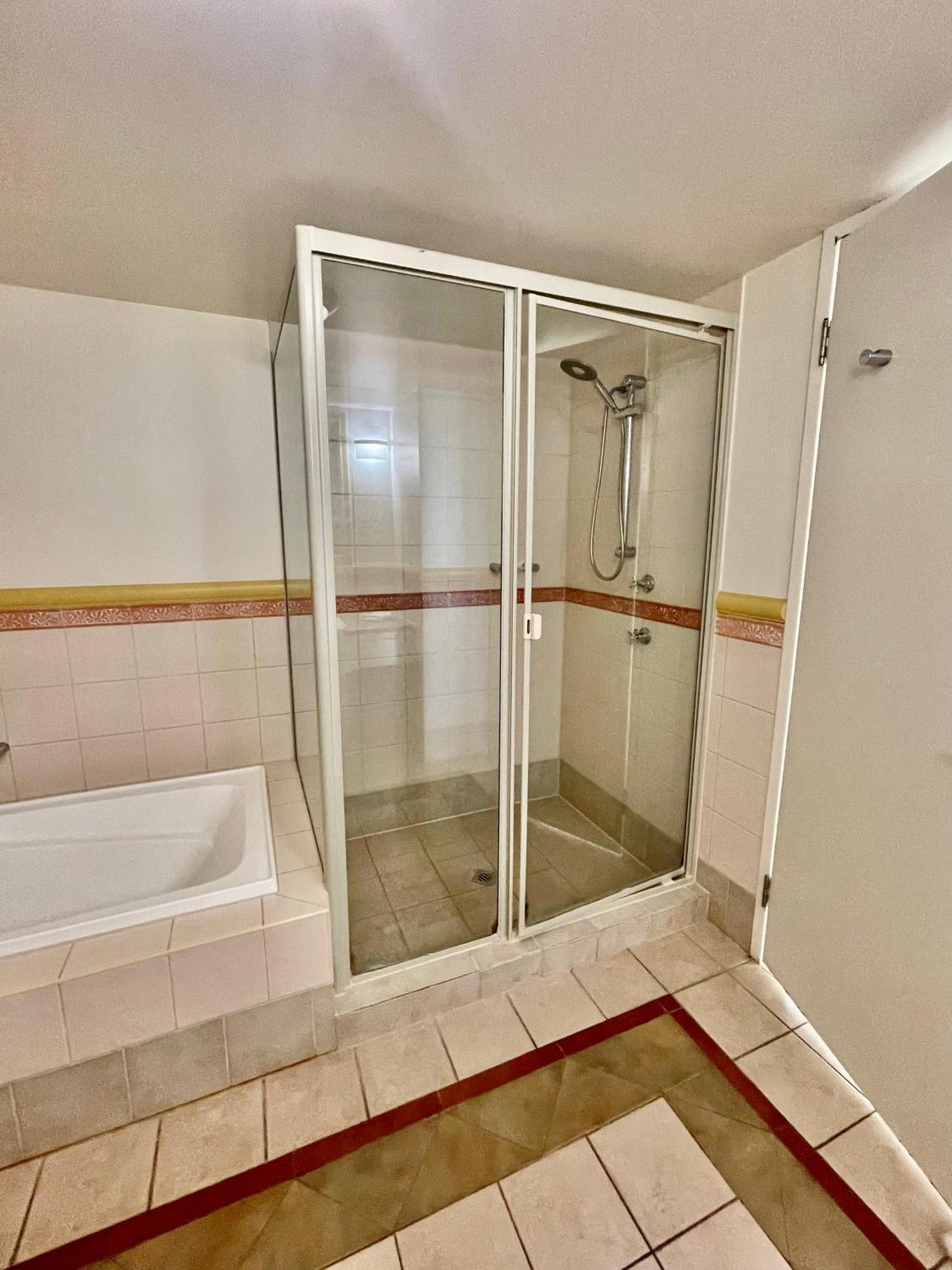 Crown Towers Apartment *