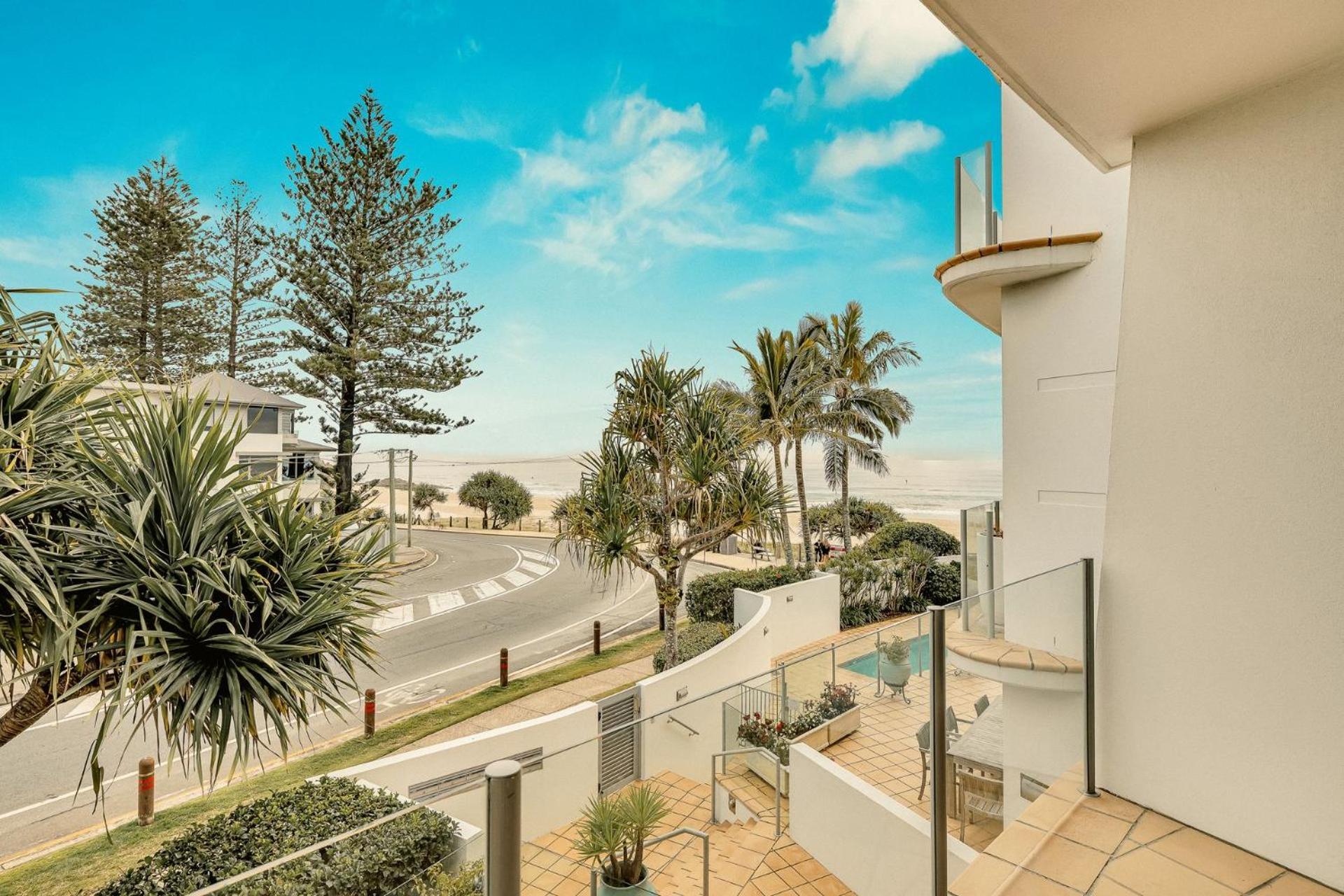 Waves 203 On Currumbin * Gold Coast