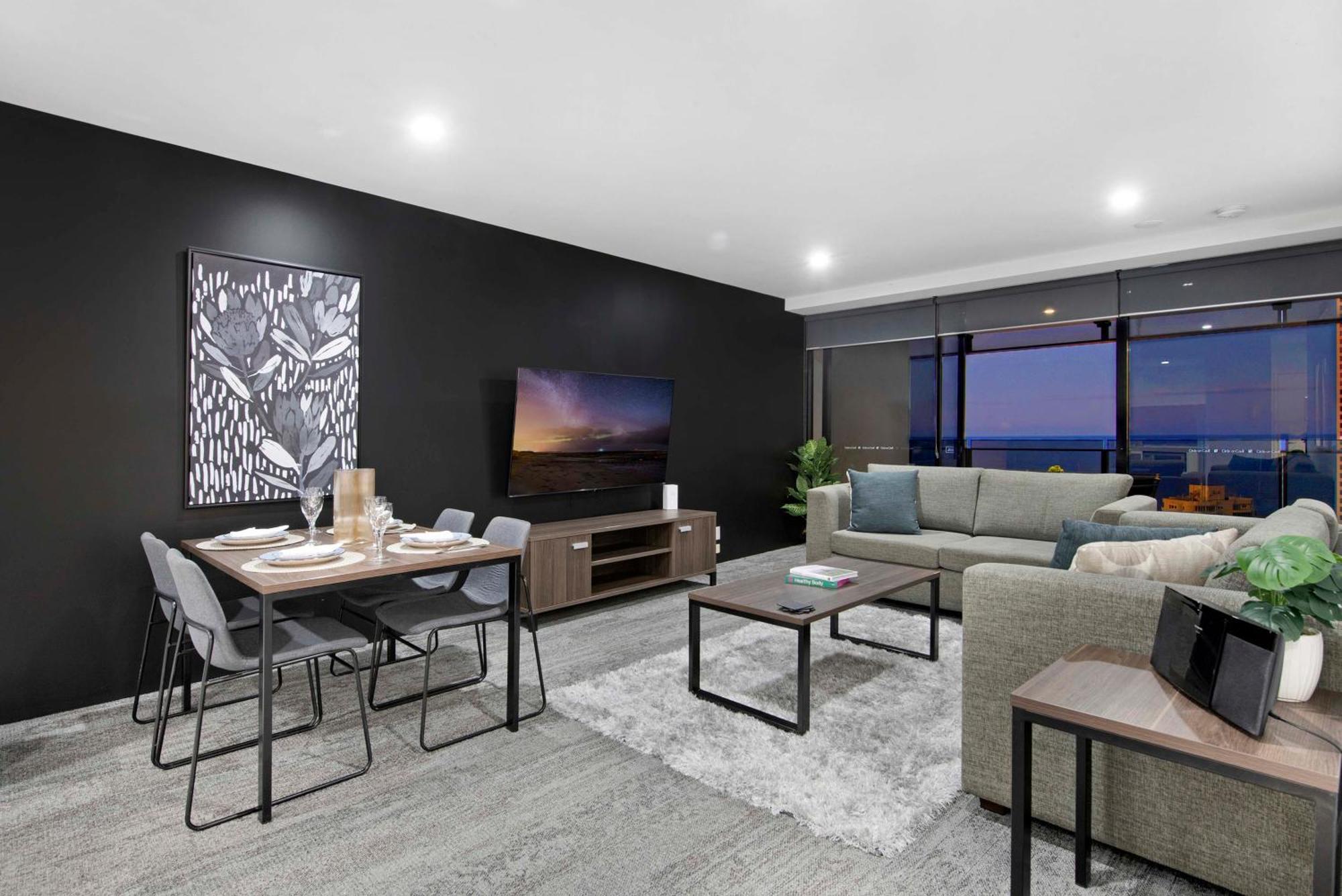 Ocean View With Balcony - Circle On Cavill - Location! - Self Contained & Privately Managed * Gold Coast