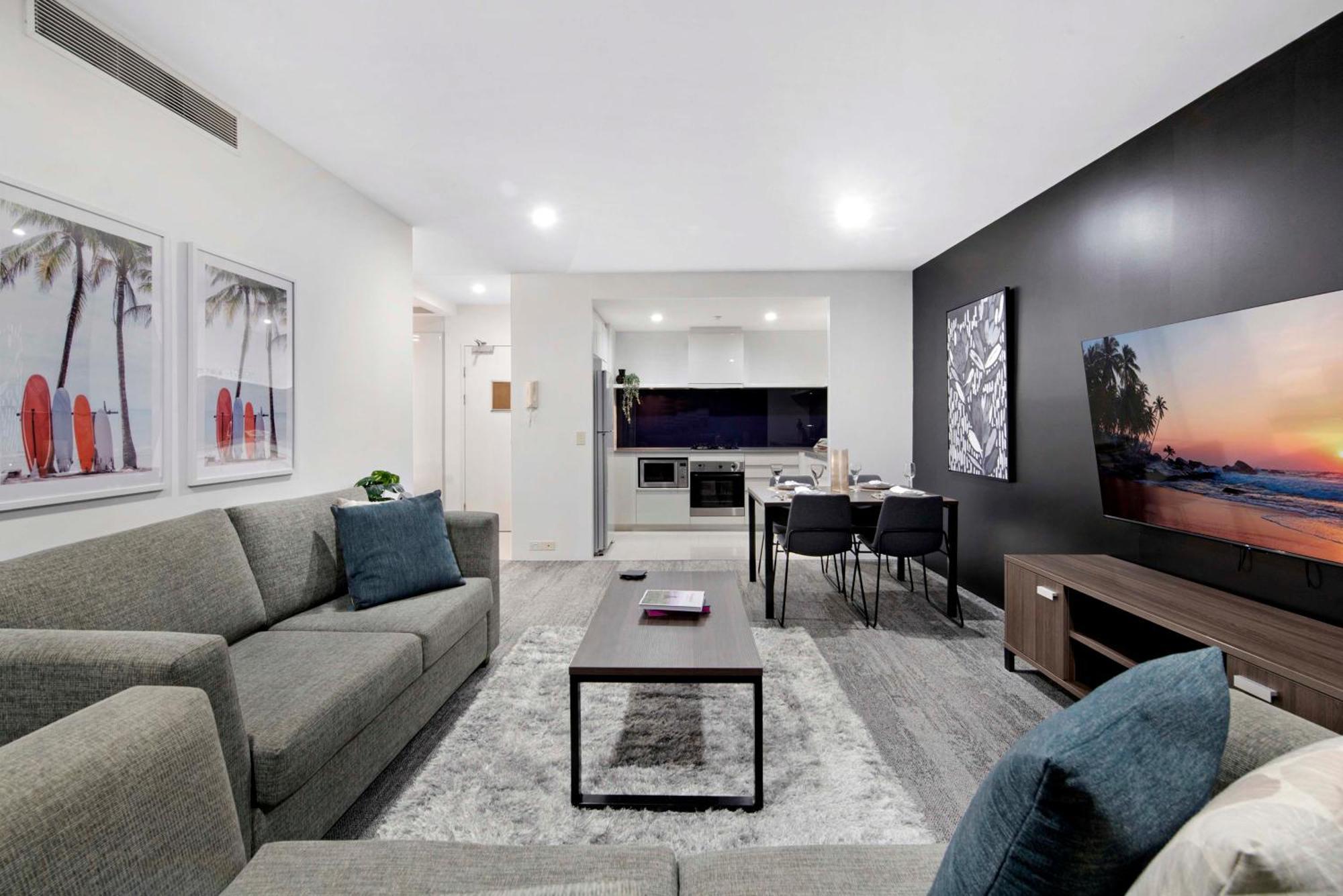 Ocean View With Balcony - Circle On Cavill - Location! - Self Contained & Privately Managed