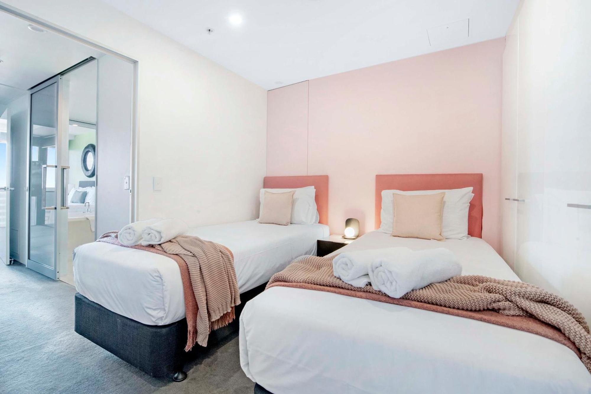 Ocean View With Balcony - Circle On Cavill - Location! - Self Contained & Privately Managed Apartment *