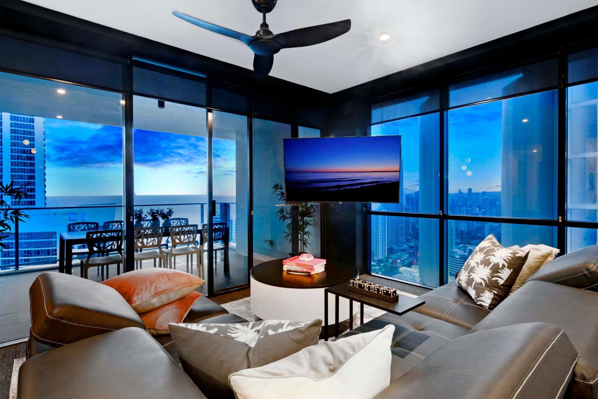 Ocean View With Balcony - Circle On Cavill - Location! - Self Contained & Privately Managed * Gold Coast
