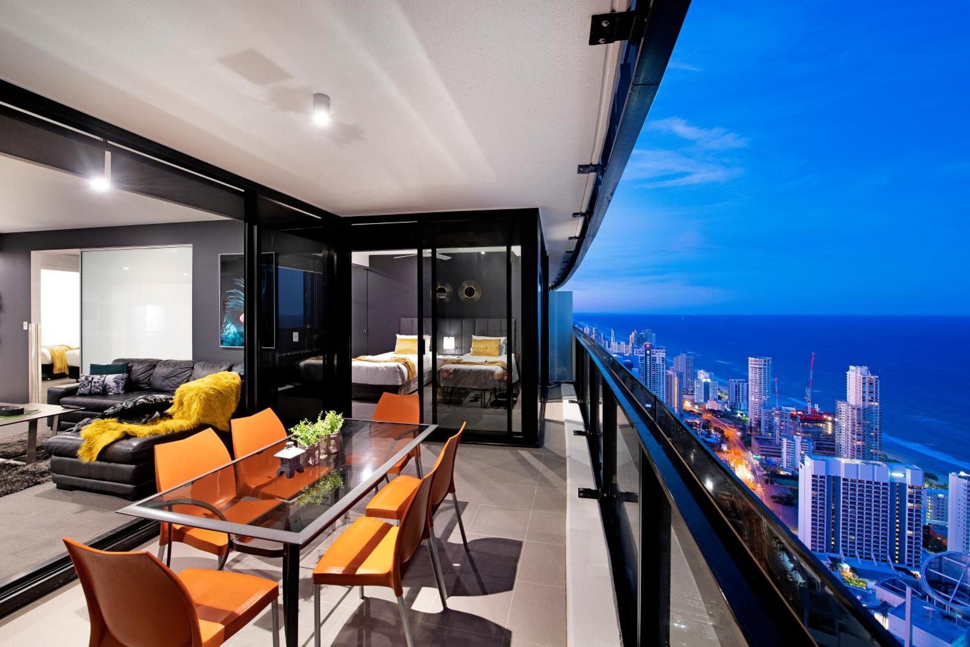 Ocean View With Balcony - Circle On Cavill - Location! - Self Contained & Privately Managed * Gold Coast
