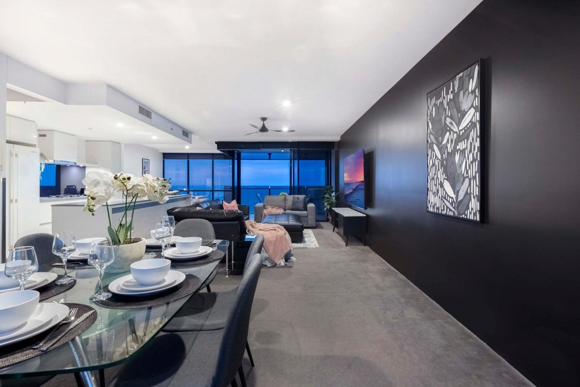 Ocean View With Balcony - Circle On Cavill - Location! - Self Contained & Privately Managed Gold Coast