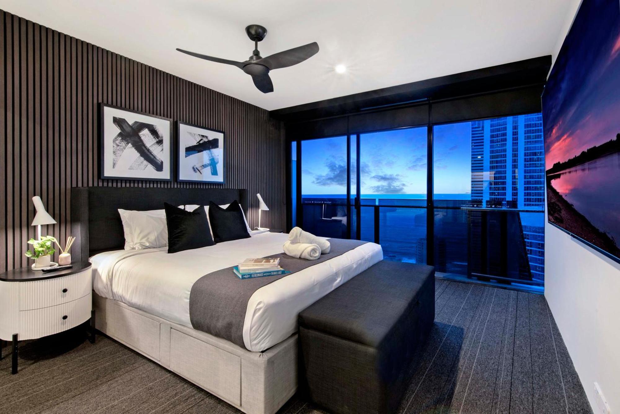 Apartment Ocean View With Balcony - Circle On Cavill - Location! - Self Contained & Privately Managed *