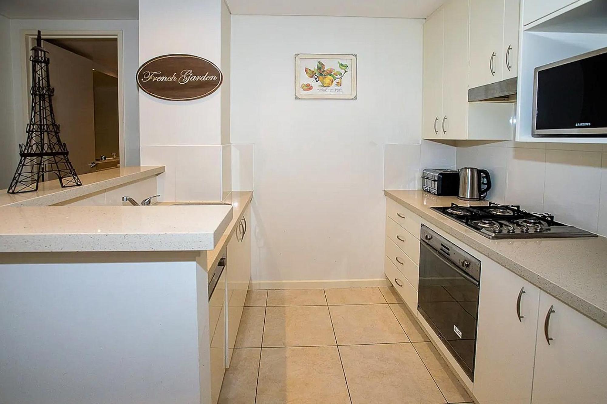 Exquisitely Furnished 2 Bedroom Apartment! Apartment