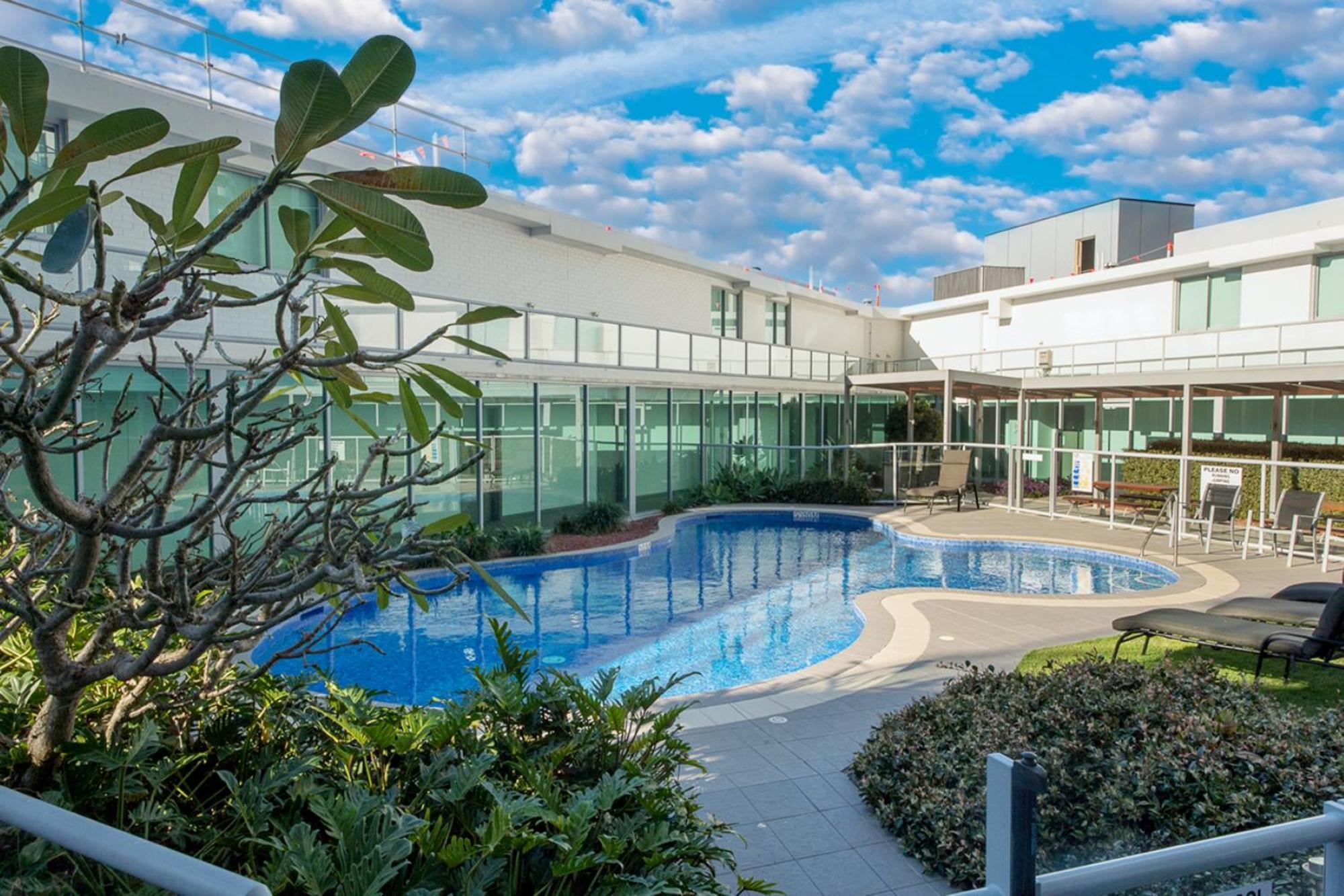 Exquisitely Furnished 2 Bedroom Apartment! Gold Coast