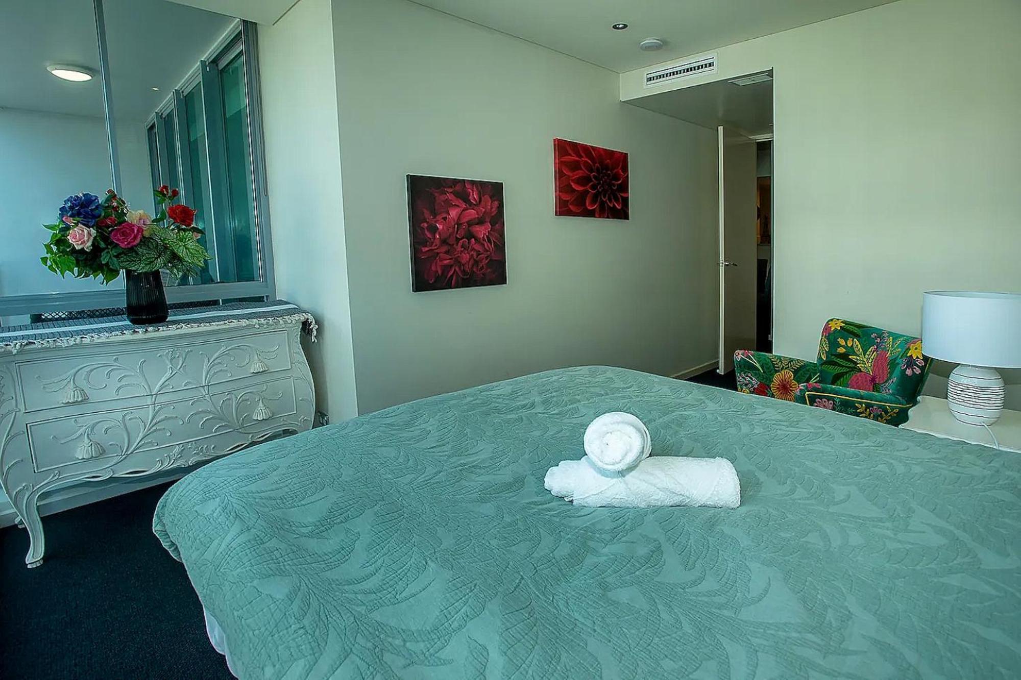 Exquisitely Furnished 2 Bedroom Apartment! Apartment Gold Coast
