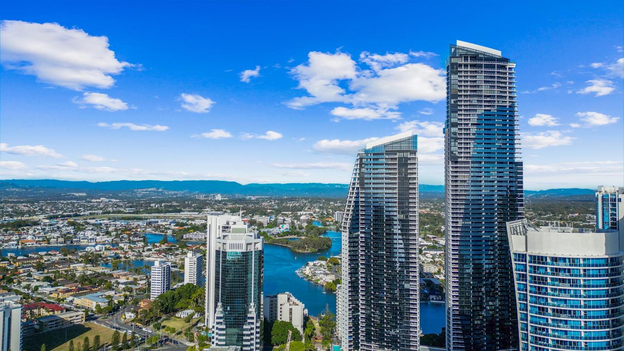 Circle On Cavill Skyhigh Hinterland Retreat Apartment