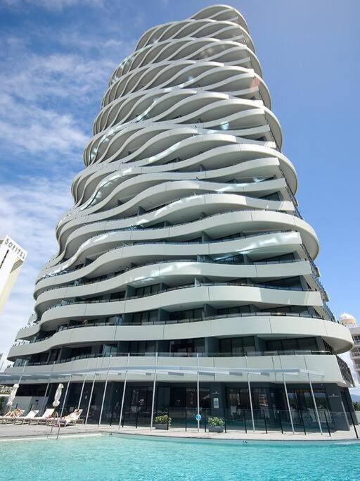 2202 Luxury The Wave Apartment *