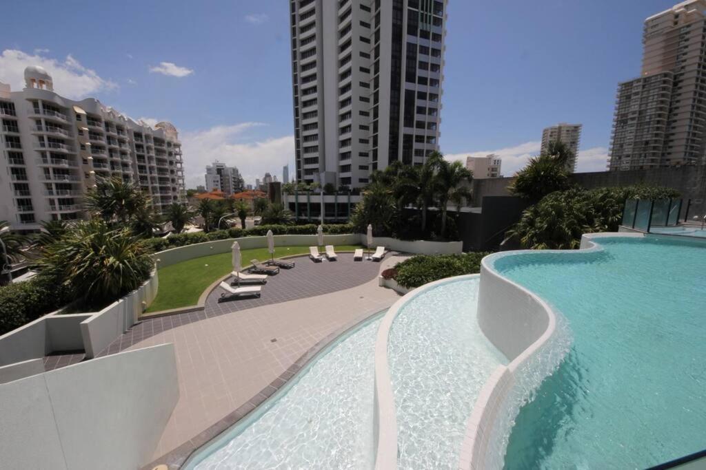 2202 Luxury The Wave Apartment