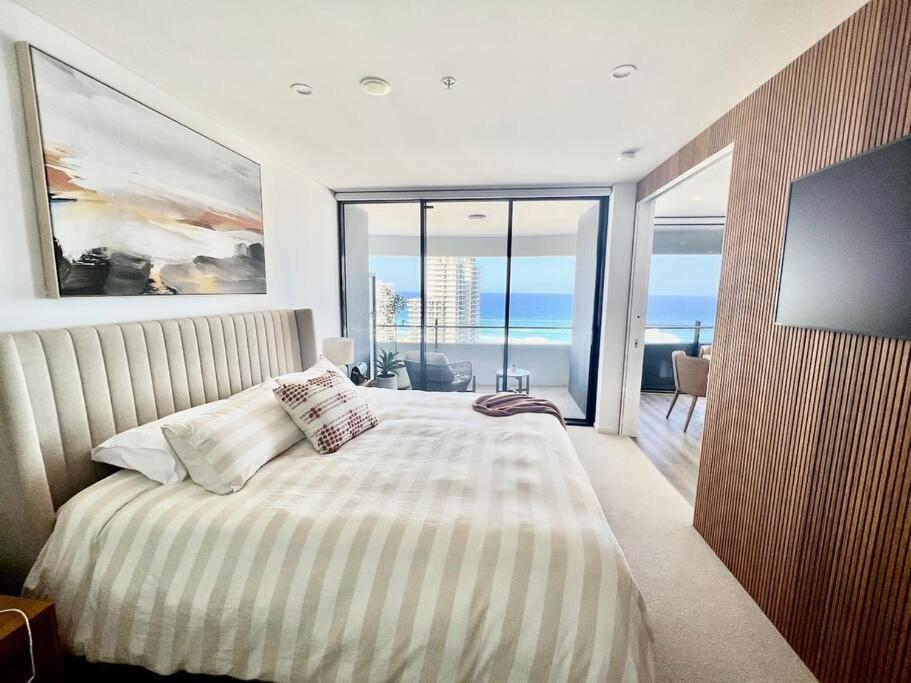 2202 Luxury The Wave Apartment