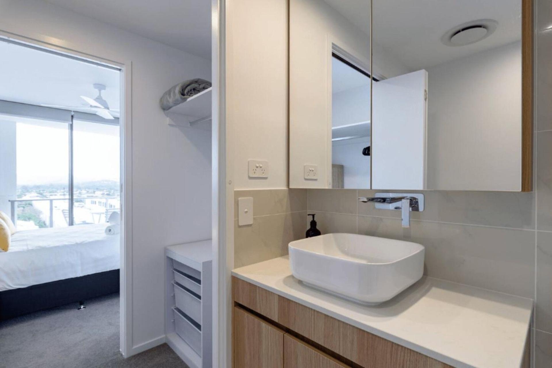 Apartment Palm Escape With Rooftop Pool - Coasthm Gold Coast