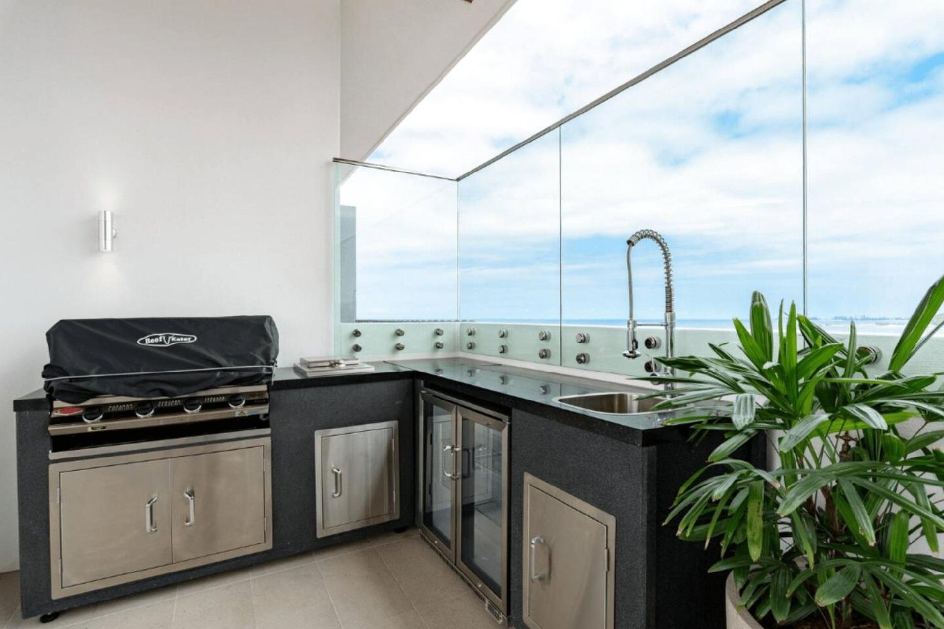 Palm Escape With Rooftop Pool - Coasthm Apartment