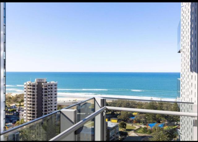 Beautiful Ocean View Signature Broadbeach Apartment Gold Coast