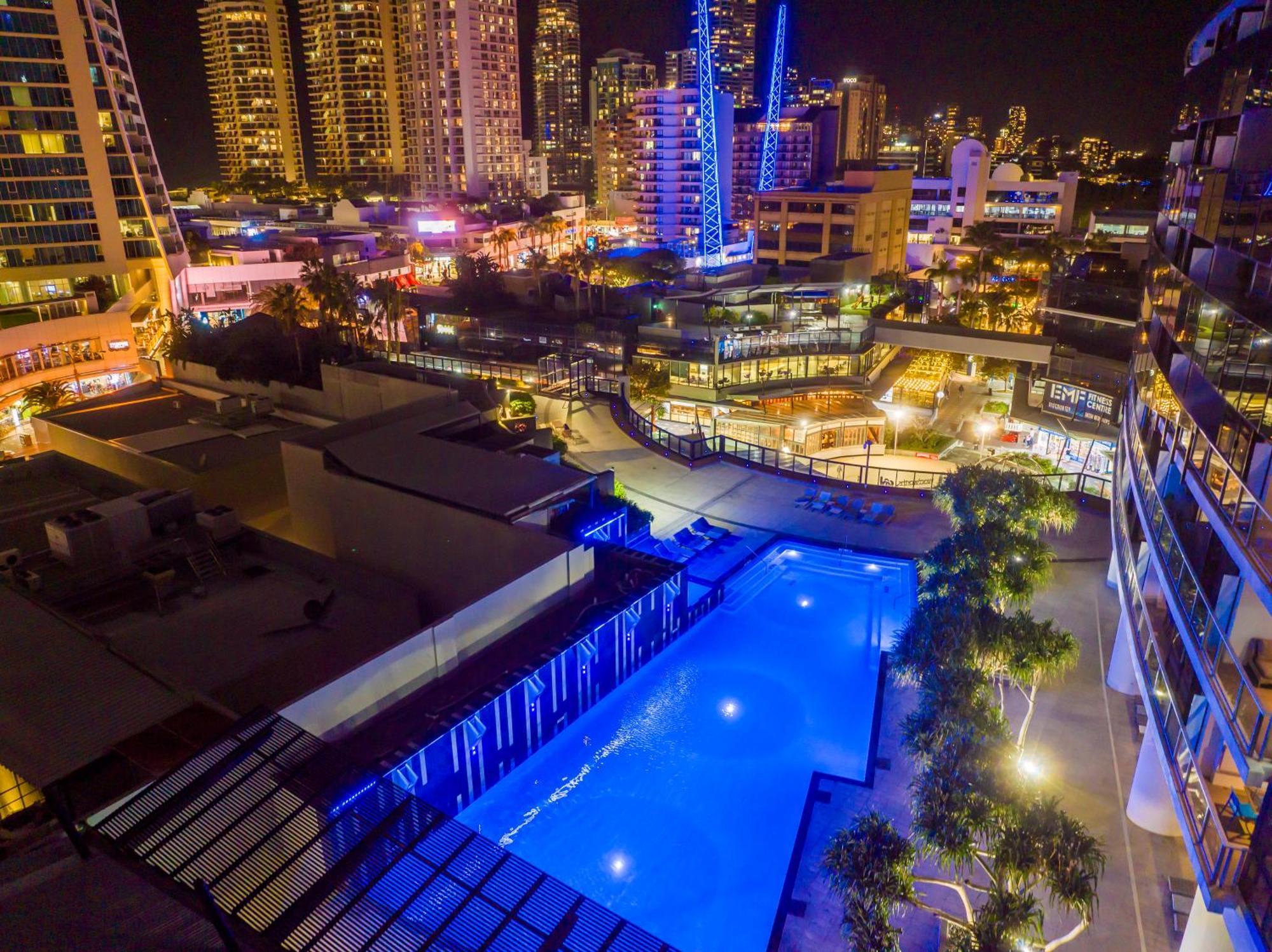 Circle On Cavill Canal Views Huge Apartment Gold Coast