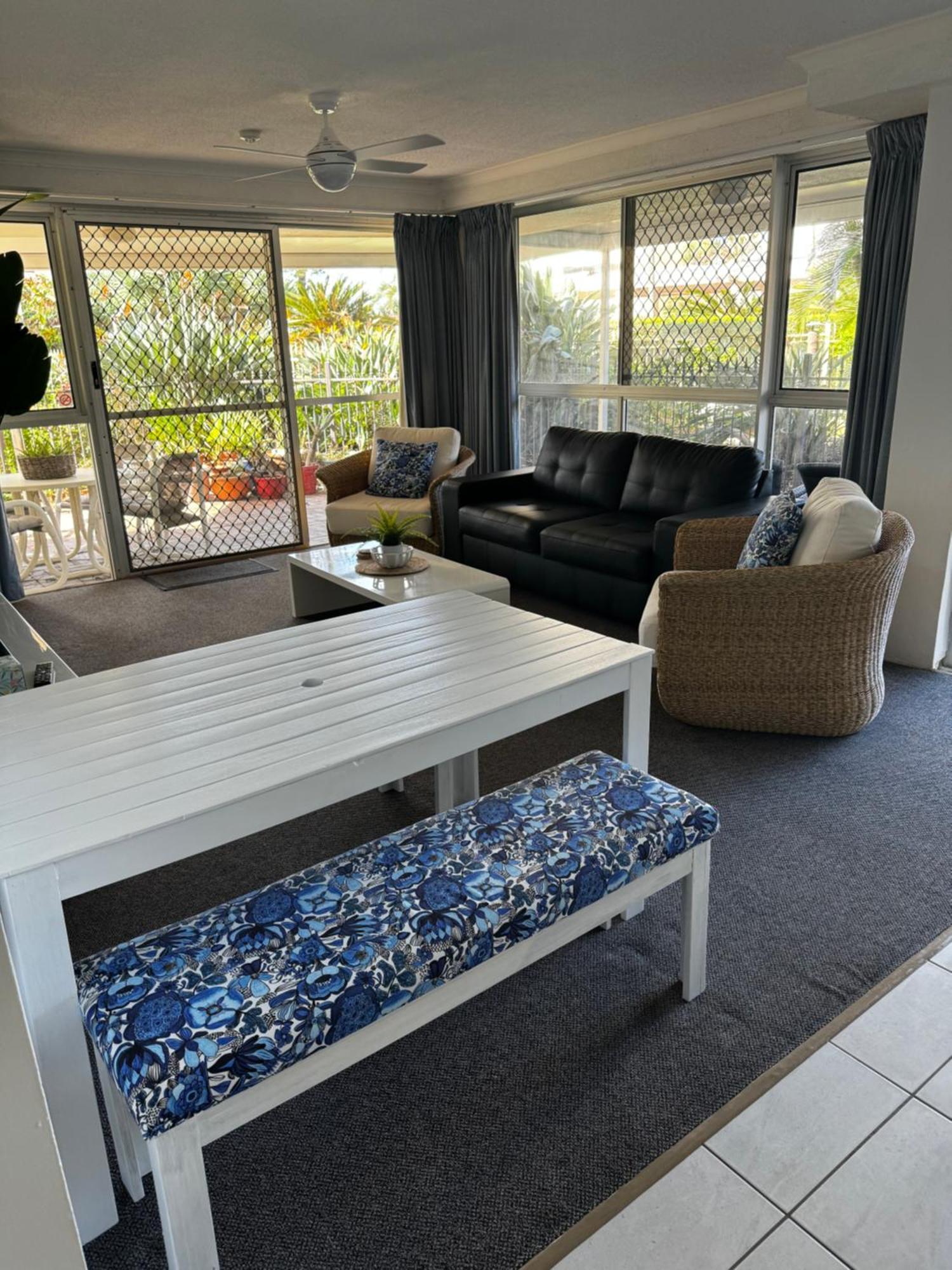 Apartment Surfers Beachside Retreat