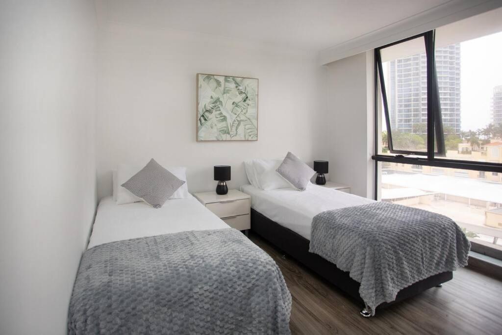Surfers Paradise 2 Bedroom Orchid Ave *