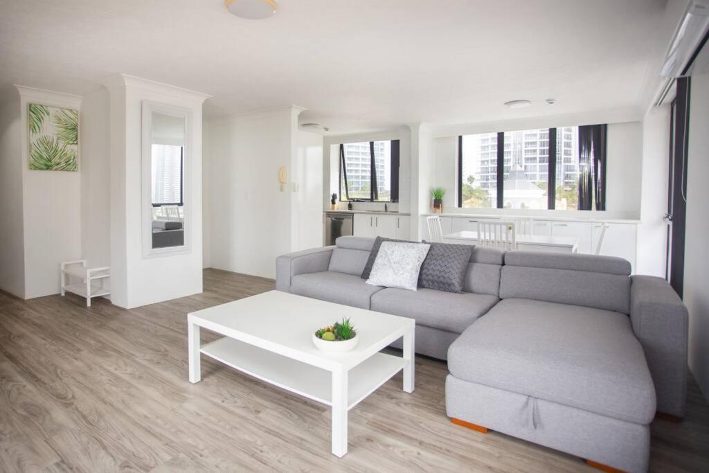 Surfers Paradise 2 Bedroom Orchid Ave *
