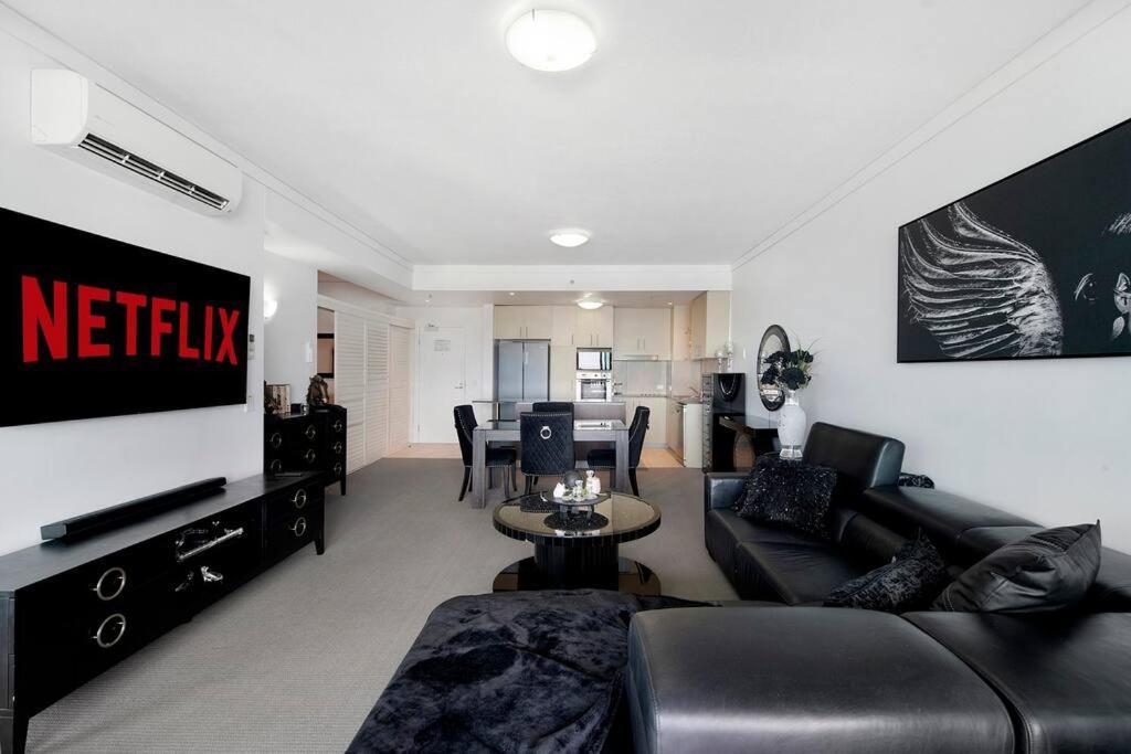 Exceptional Luxury ~ Broadwater Beauty ~ Free Parking ~ Location Apartment *