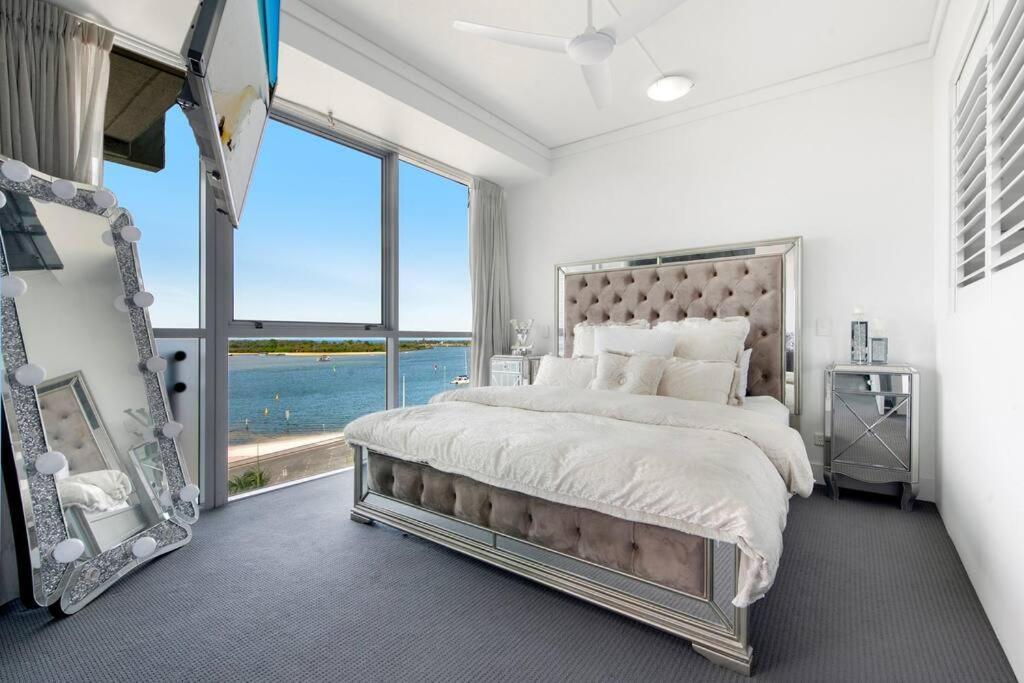 Apartment Exceptional Luxury ~ Broadwater Beauty ~ Free Parking ~ Location *