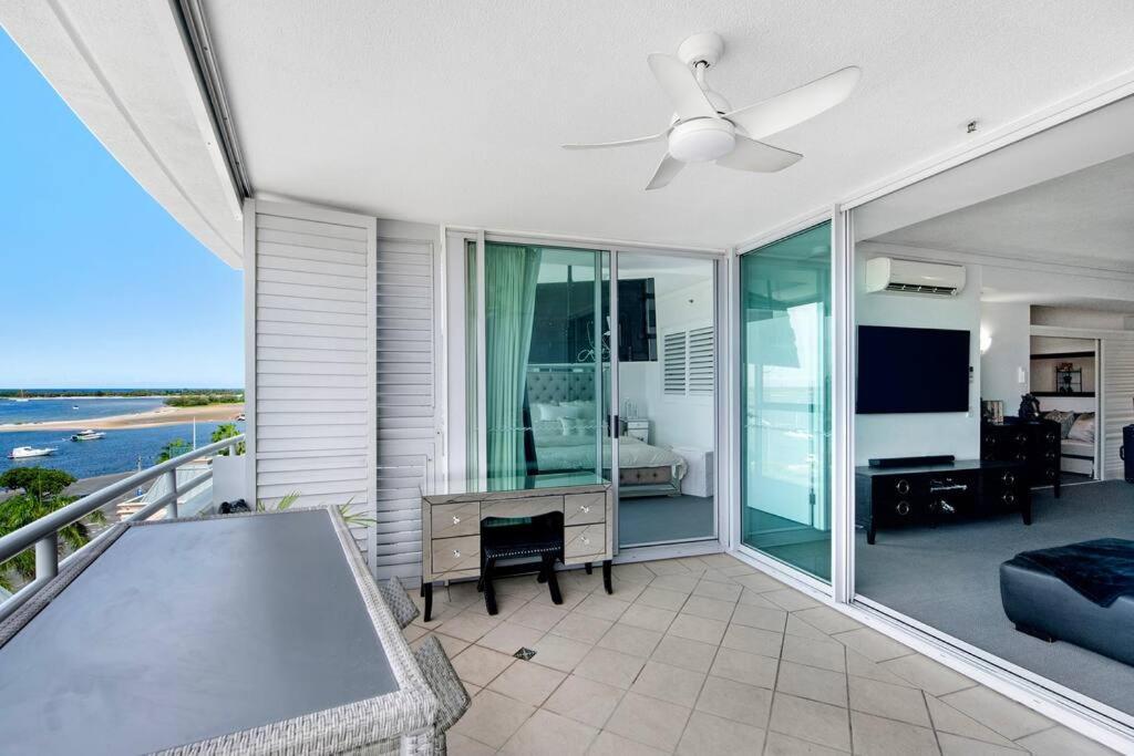Exceptional Luxury ~ Broadwater Beauty ~ Free Parking ~ Location Apartment Gold Coast