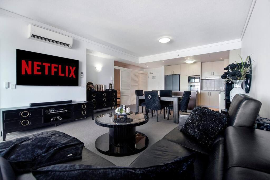 Exceptional Luxury ~ Broadwater Beauty ~ Free Parking ~ Location * Gold Coast