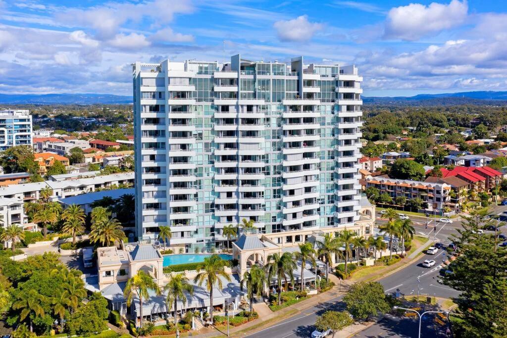 Exceptional Luxury ~ Broadwater Beauty ~ Free Parking ~ Location