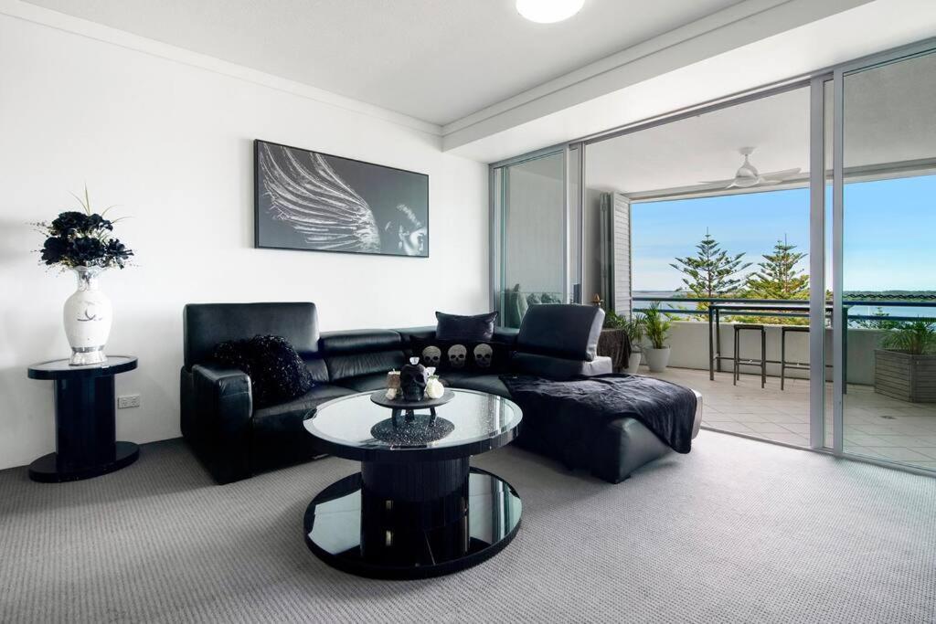Apartment Exceptional Luxury ~ Broadwater Beauty ~ Free Parking ~ Location *