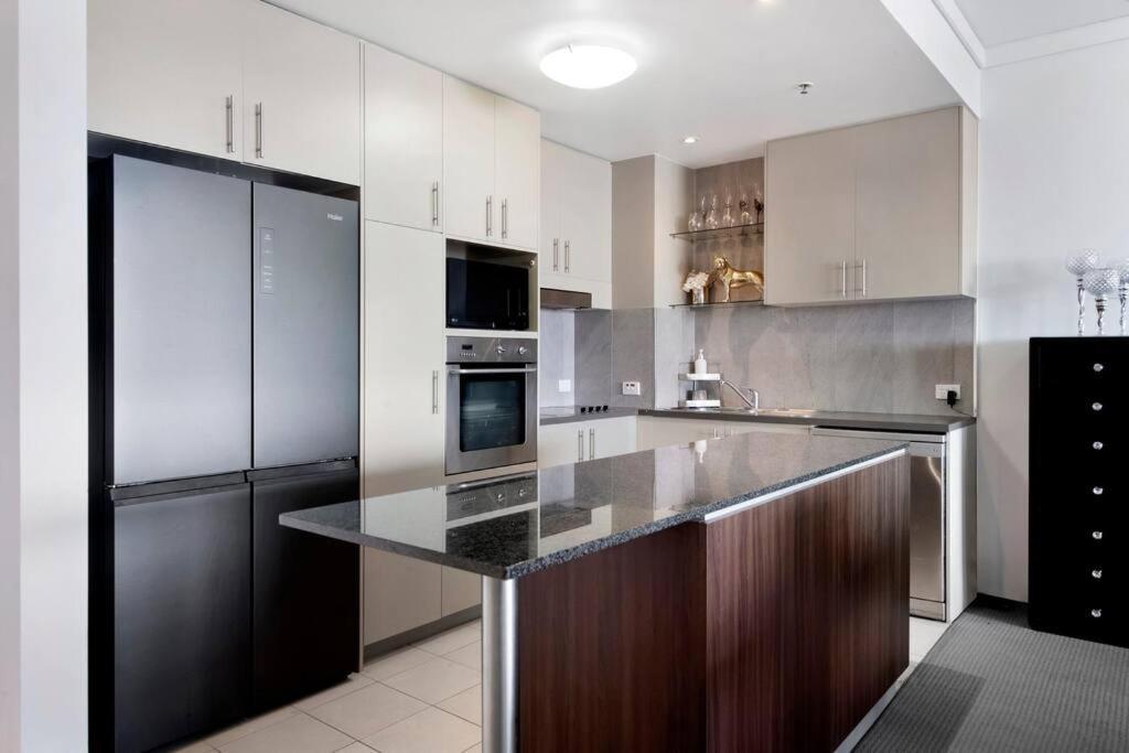 Exceptional Luxury ~ Broadwater Beauty ~ Free Parking ~ Location Apartment