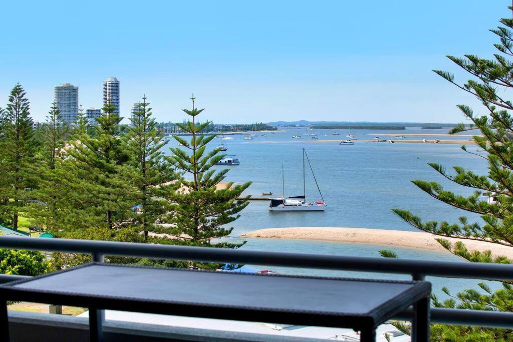 Apartment Exceptional Luxury ~ Broadwater Beauty ~ Free Parking ~ Location