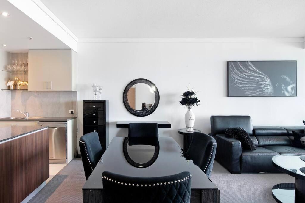 Exceptional Luxury ~ Broadwater Beauty ~ Free Parking ~ Location