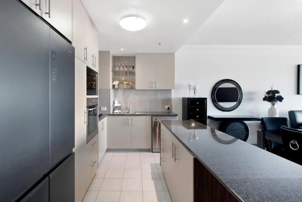 Exceptional Luxury ~ Broadwater Beauty ~ Free Parking ~ Location Apartment