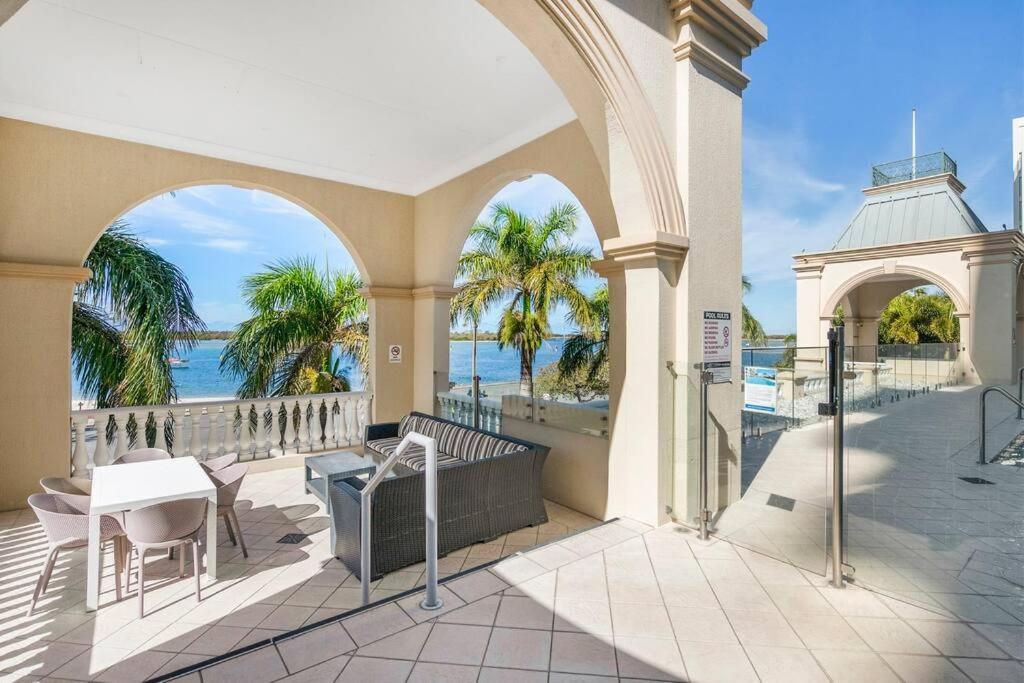 Exceptional Luxury ~ Broadwater Beauty ~ Free Parking ~ Location Apartment